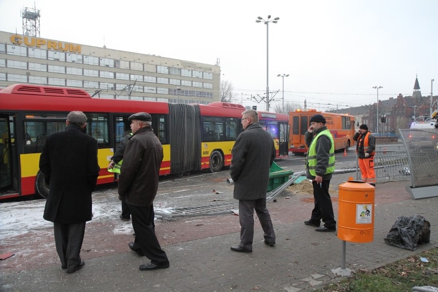 Wrocław: Autobus staranował przystanek na pl. Jana Pawła II. Jedna osoba nie żyje (ZDJĘCIA, FILM)