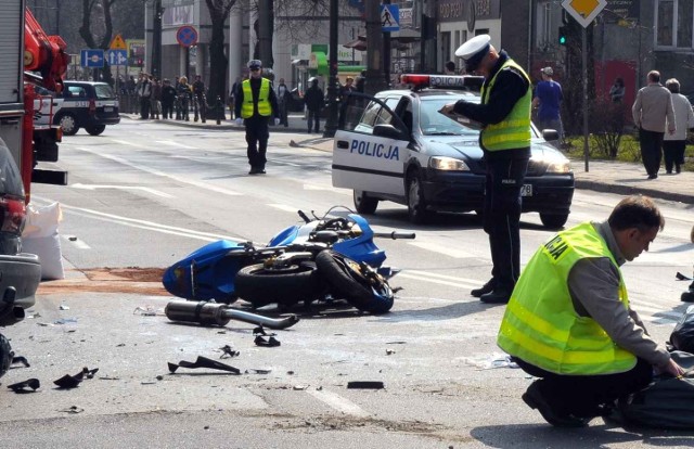 Wypadek na Lipowej w kwietniu ub.r. Bartłomiej G. jechał Lipową w kierunku Narutowicza, skręcał w ulicę Sądową, kiedy w kierunku Racławickich, z dużą prędkością, mknął 26-letni kierowca motocykla kawasaki