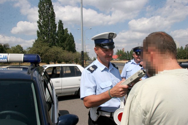 W poniedziałek od rana zatrzymano 40 kierujących na "podwójnym gazie", w tym 18 nietrzeźwych.