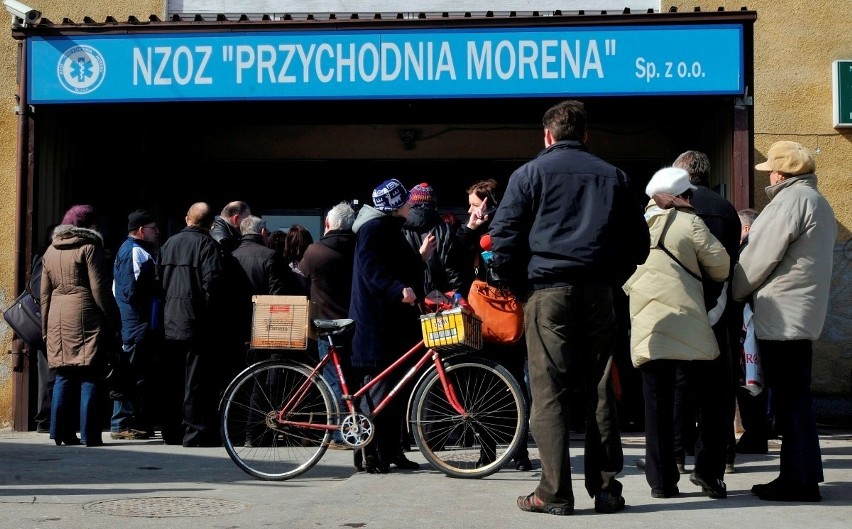 Gdańsk: Protest przed przychodnią &quot;Morena&quot;. Mieszkańcy walczyli o stomatologię [ZDJĘCIA]