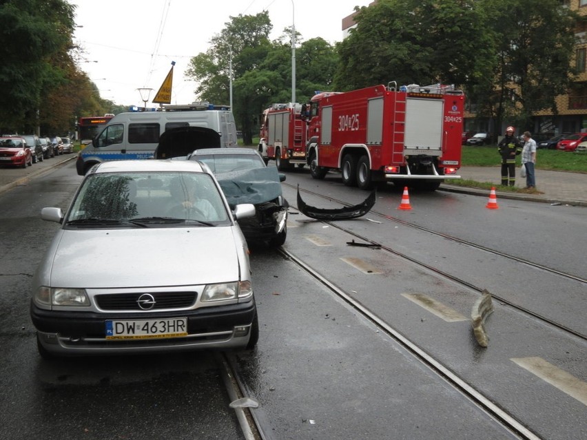 Wrocław: Pięć aut zderzyło się na Grabiszyńskiej. Zablokowały torowisko! (ZDJĘCIA)