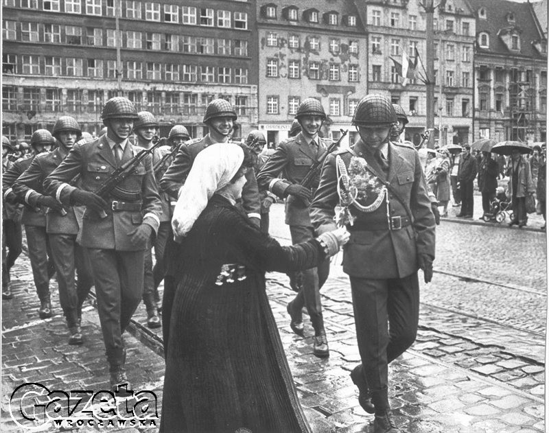 ROK 1984. RYNEK,  OBCHODY DNIA ZWYCIĘSTWA, DEFILADA PO...