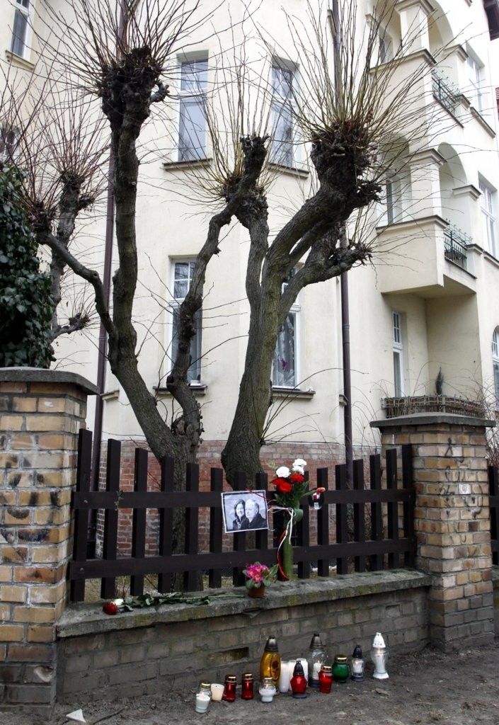 Kwiaty pod domem Lecha i Marii Kaczyńskich [ZDJĘCIA]