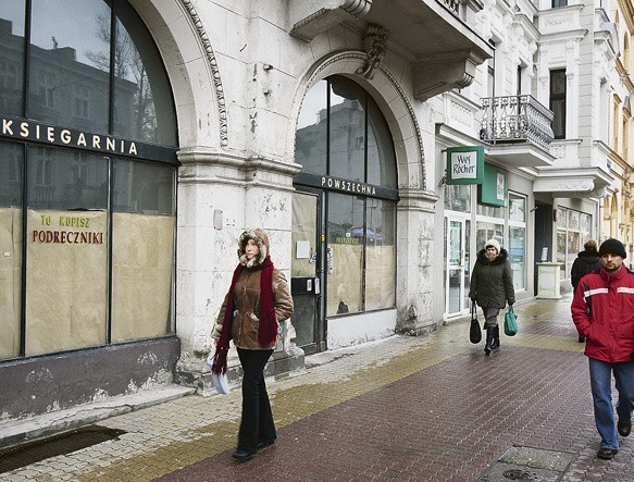 Z Piotrkowskiej znikają sklepy, które działały tu od lat, takie jak Księgarnia Powszechna