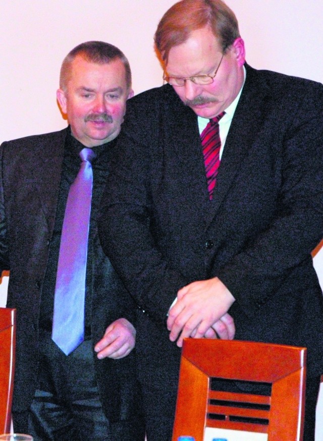 Wójt Wiesław Gębka (z lewej) jako ostatni bierze pensję