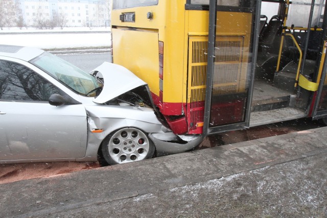 Zderzenie alfy romeo z autobusem MPK na ul. Rokicińskiej w Łodzi