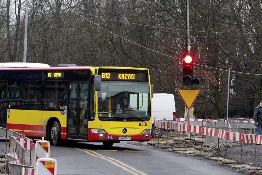 Po zmianie organizacji ruchu autobusy MPK ledwo mieszczą się na Ołtaszyńskiej (ZDJĘCIA)