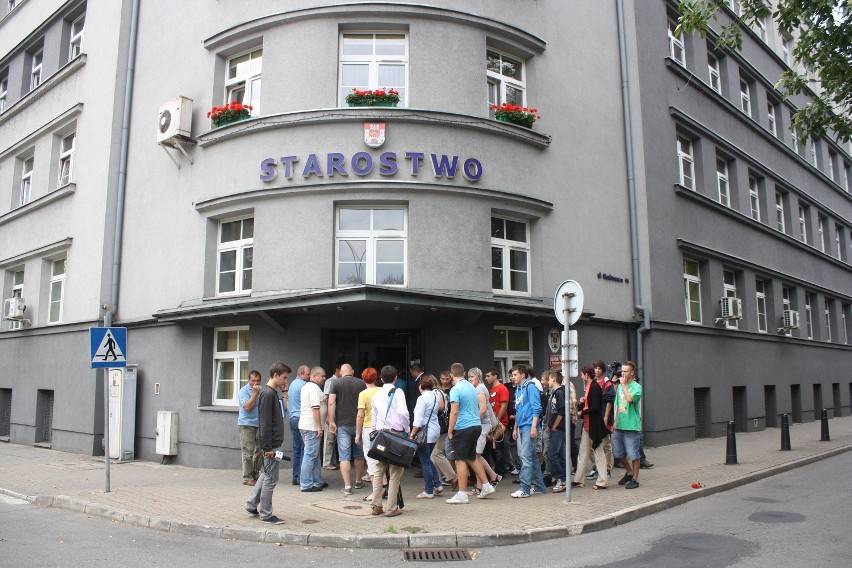 Protest rodziców uczniów ze szkoły w Łazach. Okupowali budynek starostwa [ZDJĘCIA]