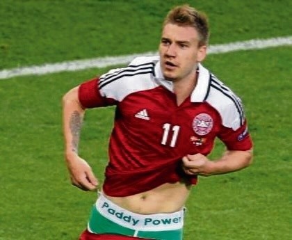 Nicklas Bendtner opuścił spodenki i w ten spo-sób...