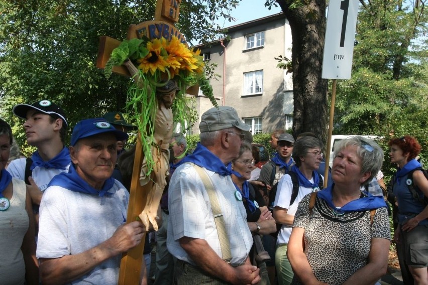 Cztery tysiące pielgrzymów z Rybnika jest już w drodze na Jasną Górę [ZDJĘCIA]