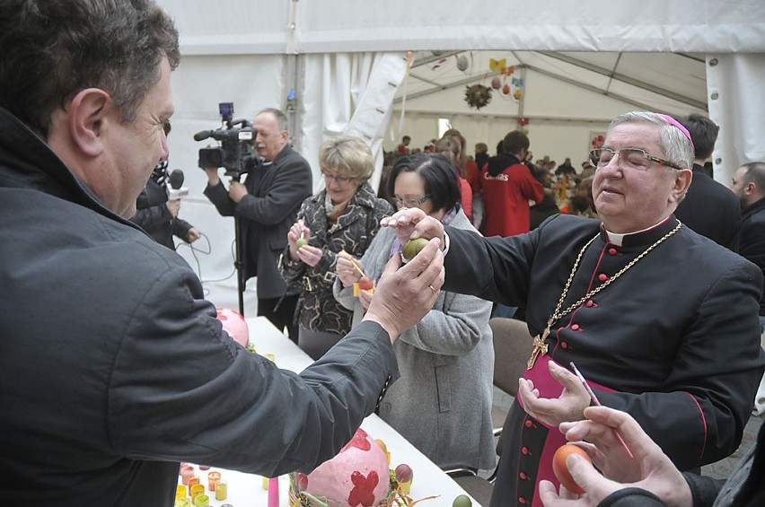 Sopot: Abp Głódź i Jacek Karnowski malują jaja