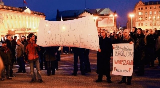 Około stu osób przyszło wczoraj wieczorem na plac Wolności, by zaprotestować przeciwko grzebaniu pary prezydenckiej na Wawelu
