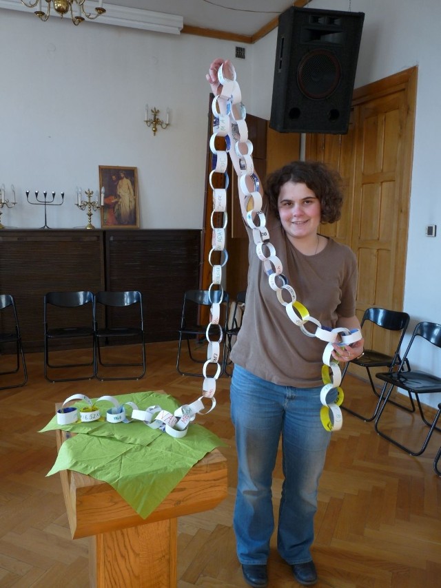 Łańcuch stworzony przez studentów liczy już 3,5 m.