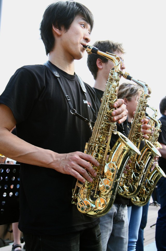 Koncert na 100 saksofonów zorganizowano w łódzkiej Manufakturze.