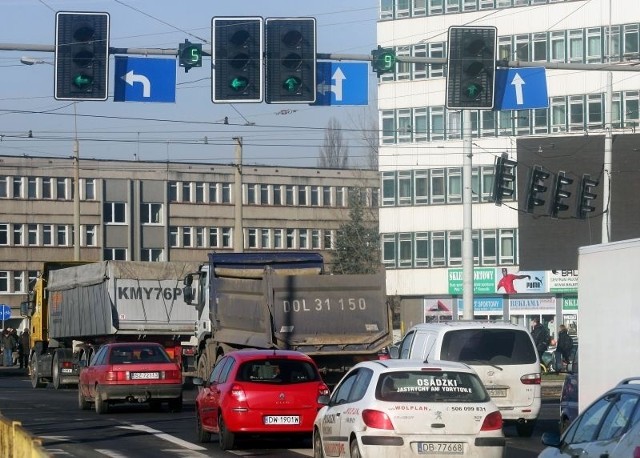 Dzięki sekundnikom udało się nieco upłynnić ruch na skrzyżowaniu al. Hallera z Grabiszyńską