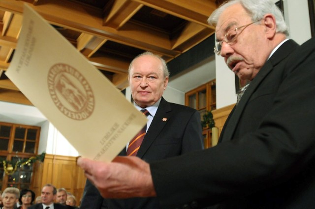 Prof. Marek Łagoda ( z lewej) odbiera nagrodę z rąk prezesa LTN, prof. Artura Korobowicza