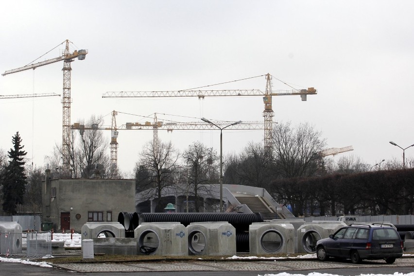 Wrocław: Budują parking przy Hali Ludowej. Na razie ogrodzili tylko teren starego (ZDJĘCIA)