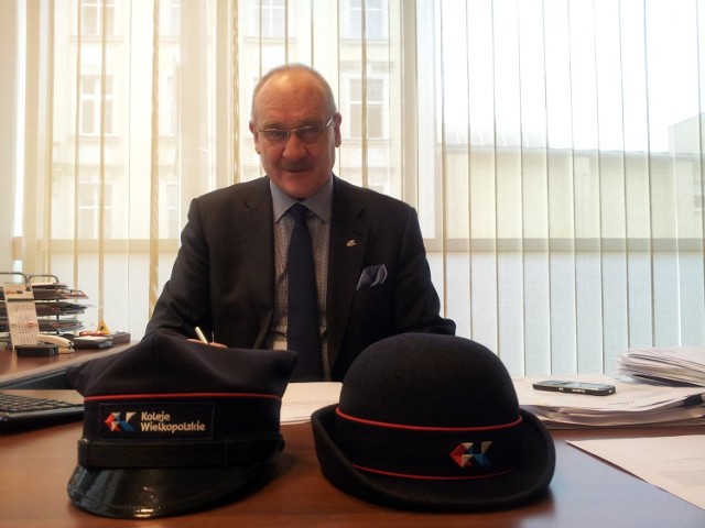 Prezes Kolei Wielkopolskich, Włodzimierz Wilkanowicz z czapkami, które zostaną wysłane kolekcjonerowi z Węgier