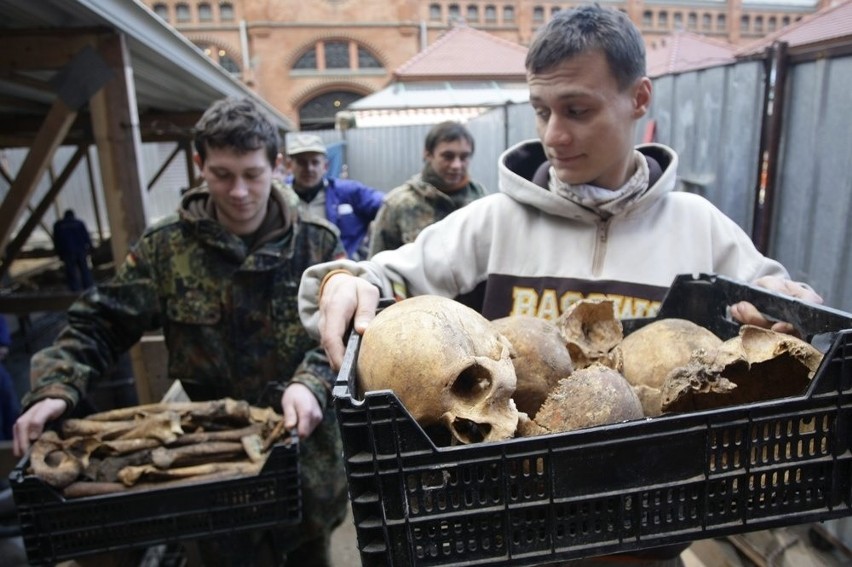 Gdańsk: Ludzkie kości przy placu Dominikańskim (ZDJĘCIA)