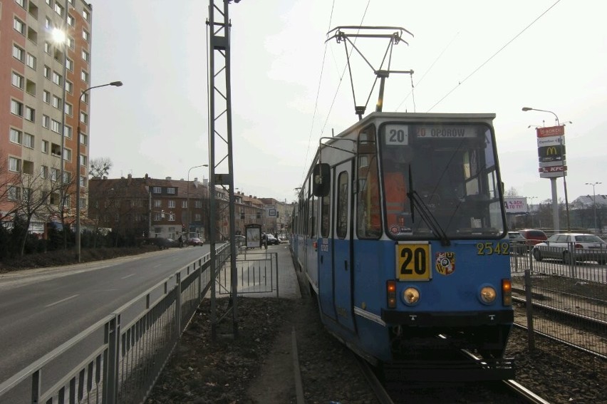 Wrocław: Tramwaj linii 20 potrącił kobietę. Wozy MPK kursują objazdami