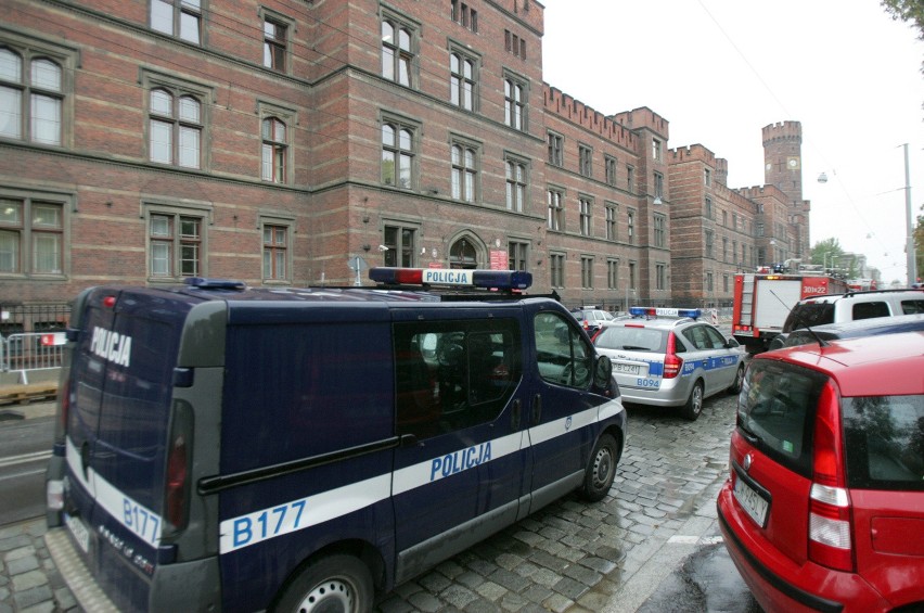 Wrocław: 300 osób ewakuowano z sądu przy Podwalu (ZDJĘCIA)