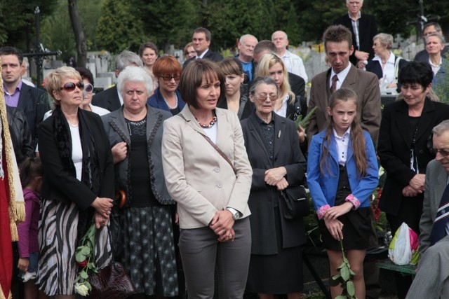 Edyta Koryzna (na głównym planie) przemawia nad grobem Andrzeja Nowakowskiego