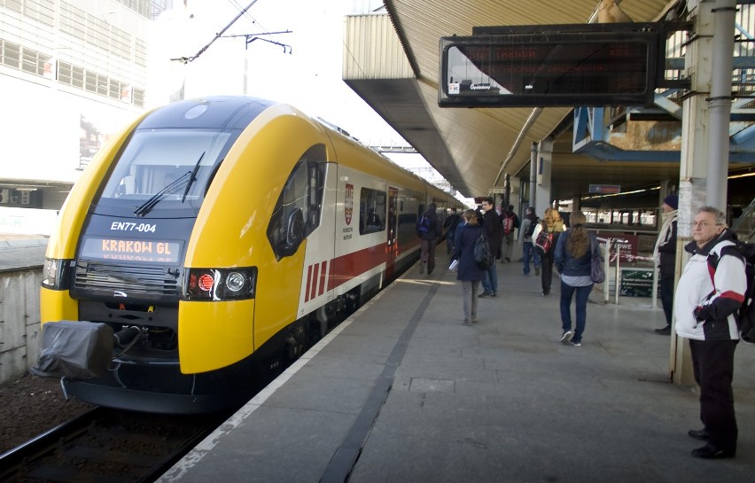 Kraków: supernowoczesny pociąg spóźnił się na własną premierę [VIDEO, ZDJĘCIA]