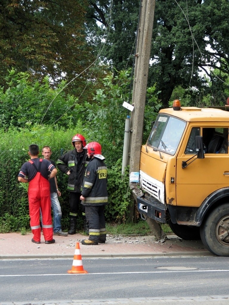 Wrocław: Ciężarówka wjechała w słup i zerwała trakcję. Do nocy bez prądu (ZDJĘCIA)
