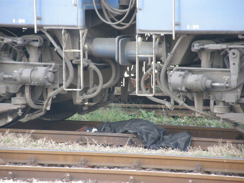 Tragedia na dworcu PKP w Nowym Sączu: mężczyzna rzucił się pod pociąg [ZDJĘCIA]