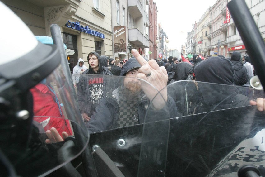 Zadyma w Katowicach: Antyfaszyści starli się z policją na marszu narodowców