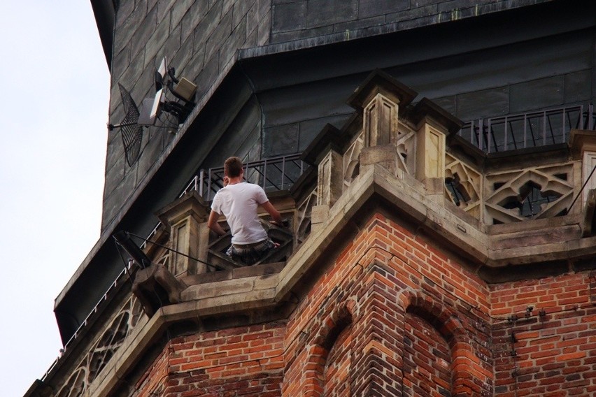 Wrocław: Niebezpieczne zabawy na wieży św. Elżbiety. Proboszcz: to karygodne!