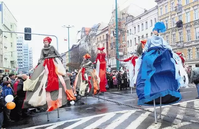 Korowód  świętomarciński przyciąga tłumy obserwatorów