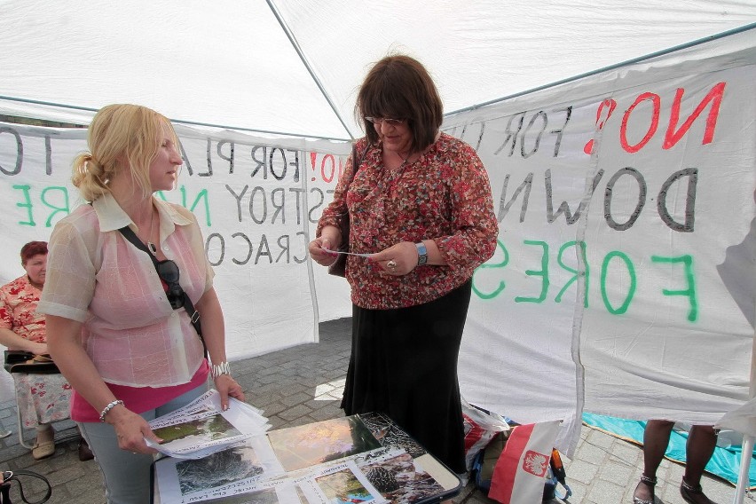 Trwa protest na krakowskim Rynku [ZDJĘCIA]