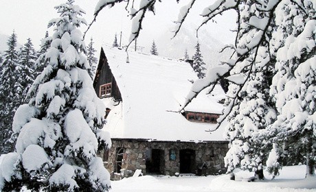 Schronisko na Hali Ornak ledwo jest widoczne spod zwałów śniegu, który zasypał całe Tatry