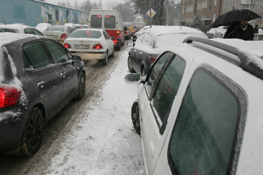 Zima sparaliżowała Wrocław. Pługi usuwały błoto pośniegowe, były kolizje