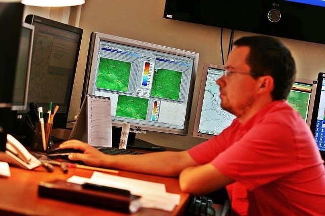 Marek Kurowski obserwuje zdjęcia z satelity i radarów