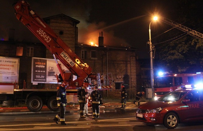 Gdańsk: Pożar zabytkowej zajezdni tramwajowej w Oliwie (ZDJĘCIA)