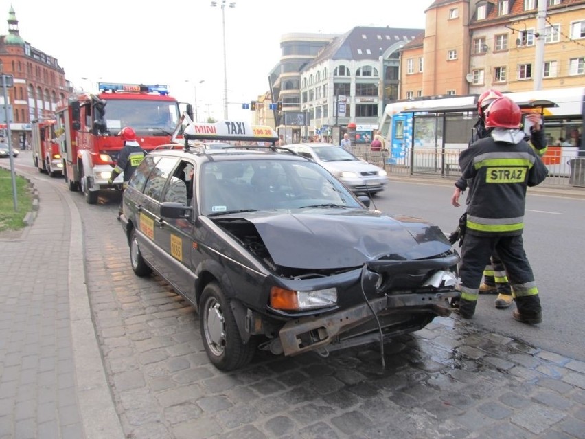 Zderzenie taksówki z nissanem pod kinem Helios (ZDJĘCIA)