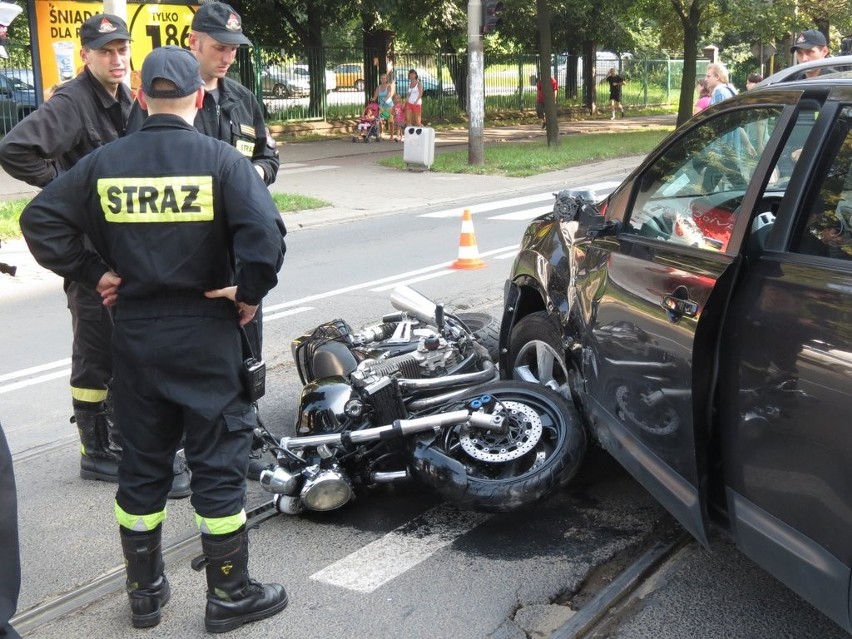 Wypadek motocyklistki na Trzebnickiej (ZDJĘCIA)