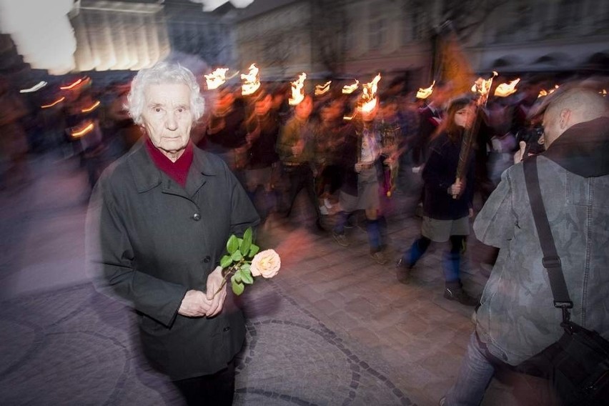 Świdnica: Marsz ku czci poległych pod Smoleńskiem (ZDJĘCIA)