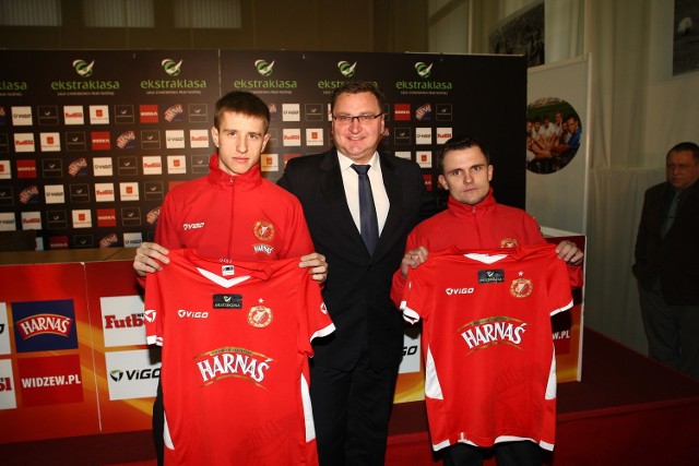 Trener Czesław Michniewicz z nowymi piłkarzami Widzewa Sebastianem Radzio  (od lewej) i Jurijsem Żigajevsem
