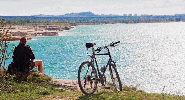 Dzisiaj największą frajdę mają rowerzyści, którzy mogą przejechać 13-kilometrowy szlak wokół jeziora