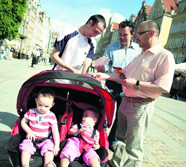 Młodzi Demokraci rozdali w Gdańsku kilka tysięcy ulotek. Jerzy Borowczak pierwszy po prawej