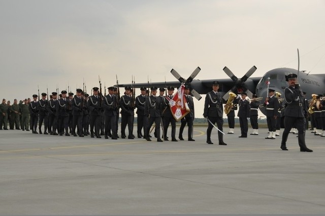 Do polskich sił powietrznych został przyjęty piąty i ostatni Hercules C-130E. Uroczystość odbyła się w 33. Bazie Lotnictwa Transportowego w Powidzu u