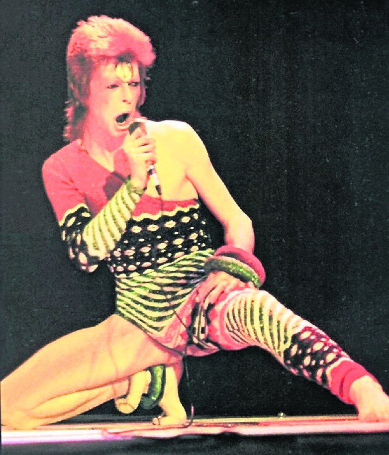 Bowie w szalonych latach 70. Zdjęcie z jednego z koncertów z...