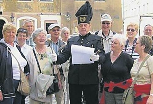 Hanik czyta wiersze wycieczce z Holandii, którą spotkał na Starym Mieście.