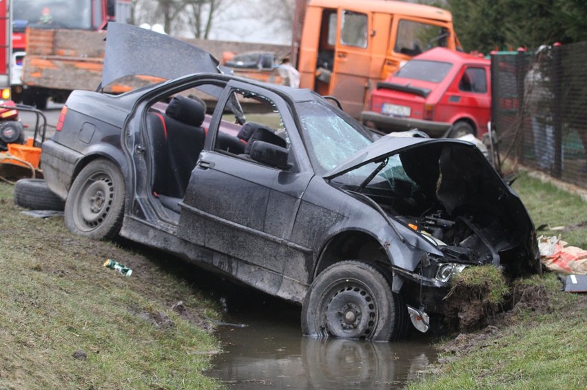 Tragiczny wypadek pod Piotrkowem. 7 osób rannych [ZDJĘCIA]
