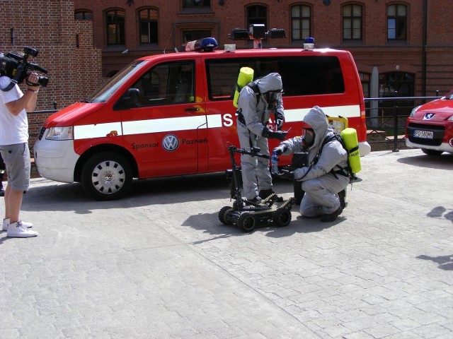 Robot  strażak będzie wykorzystywany przez ratowników chemików stąd nawet  w trakcie pokazów  są  oni ubrani w kombinezony jakich używają do akcji