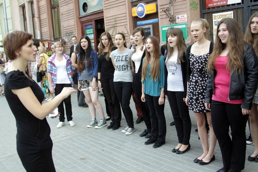 Chór lubelskich licealistów śpiewał w autobusach