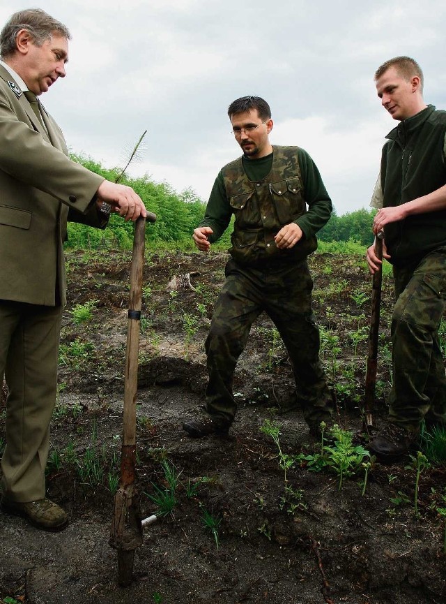 Nadleśniczy Janusz Fidyk (z lewej) mówi, że straż ekologiczna może się sprawdzić